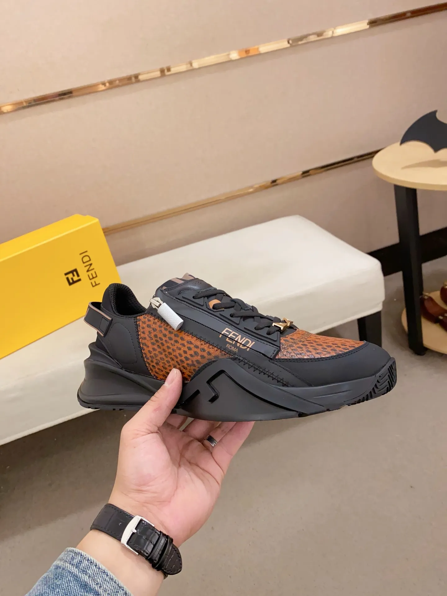 Men's shoes💰: 540💰(Higher version) [Fendi] Fendi's latest casual shoes for men! Available at counters simultaneously! A one-to-one replica of the original. Made entirely of imported top-grain calfskin, the interior is made of top-grain water-dyed cowhide, and the original factory-supplied rubber outsole. Leading new fashion concepts. Matching code: 38-44. 45 can be customized and non-returnable!